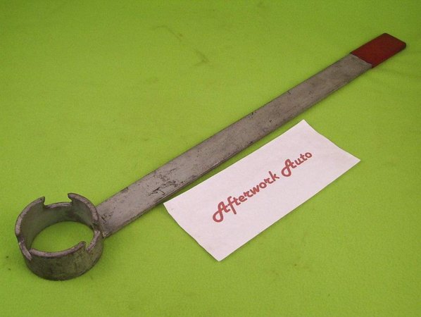 Crankshaft pulley holder.JPG